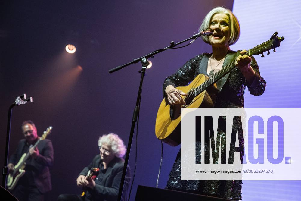 AMSTERDAM - Lenny Kuhr performs her iconic winning song De Troubadour for the last time at AFAS Live during Eurovision in Concert. During the concert, various participants perform their entries for the Song Contest. ANP PAUL BERGEN netherlands out - belgium out