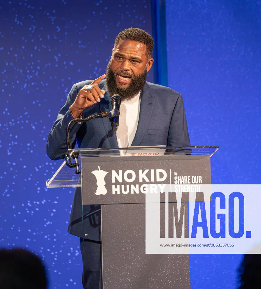 Anthony Anderson speaks during the Night Out for No Kid Hungry event at Rolling Greens 1005 Mateo Street in Los Angeles California on Apr. 12, 2026. Los Angeles United States - ZUMAt169 20260411_zep_t169_004