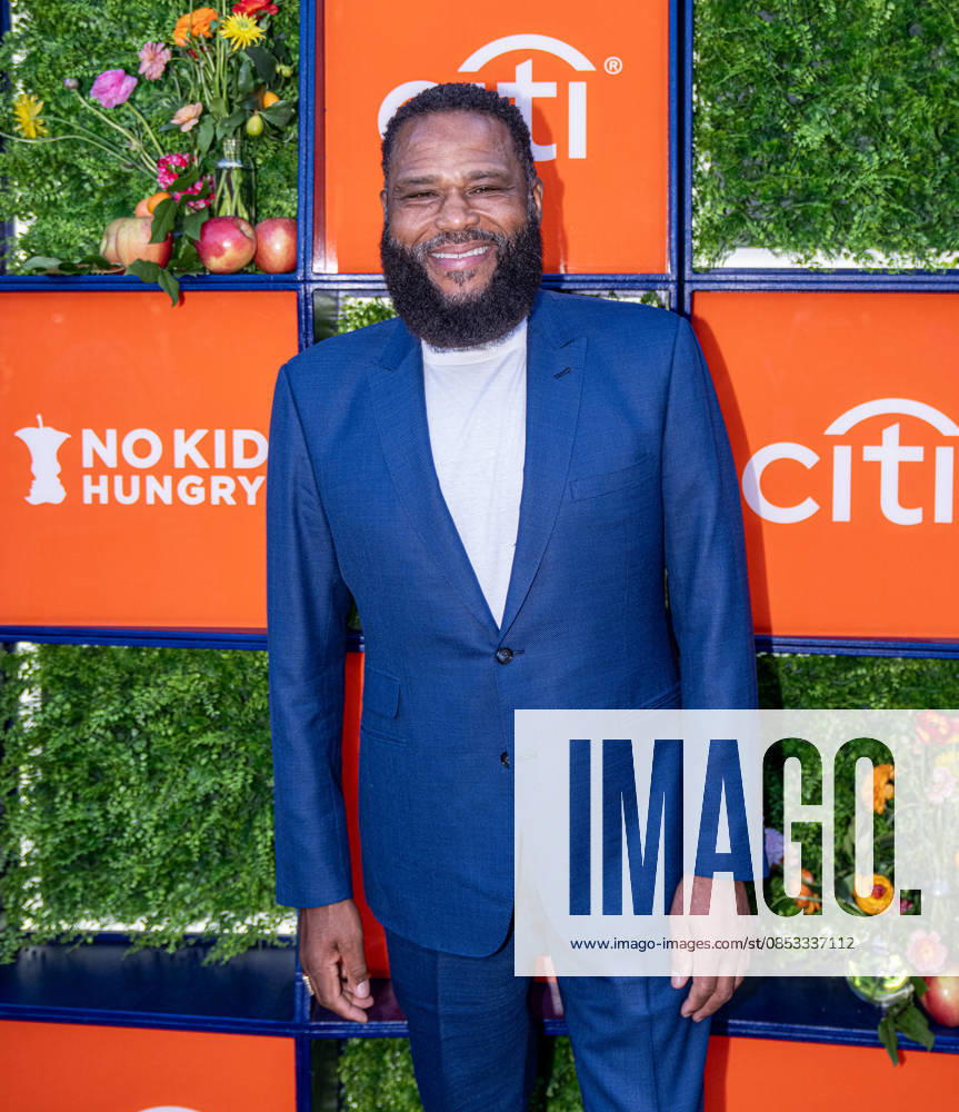 Anthony Anderson arrives on the red carpet of the Night Out for No Kid Hungry event at Rolling Greens.1005 Mateo Street in Los Angeles California on Apr. 12, 2026. Los Angeles United States - ZUMAt169 20260411_zep_t169_016