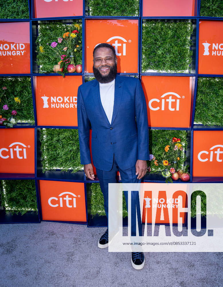 Anthony Anderson arrives on the red carpet of the Night Out for No Kid Hungry event at Rolling Greens.1005 Mateo Street in Los Angeles California on Apr. 12, 2026. Los Angeles United States - ZUMAt169 20260411_zep_t169_021