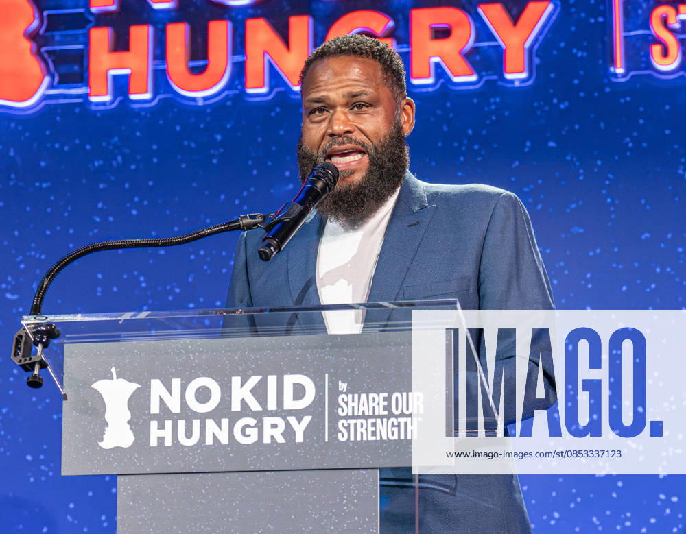 Anthony Anderson speaks during the Night Out for No Kid Hungry event at Rolling Greens 1005 Mateo Street in Los Angeles California on Apr. 12, 2026. Los Angeles United States - ZUMAt169 20260411_zep_t169_022