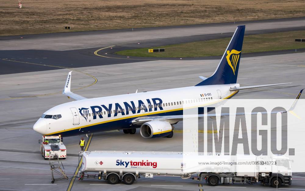 Ryanair Boeing 737 being made ready for take-off, apron, tanker for aviation fuel, kerosene, tanker from Skytanking, Cologne Bonn Airport, CGN, NRW, Germany CGN Airport