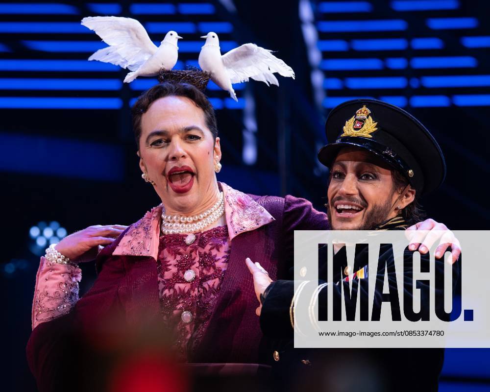 Jim Parsons, Frankie Grande on stage for TITANIQUE Opening Night on Broadway Curtain Call, St. James Theatre, New York, NY, April 12, 2026. Photo By: Simon Lindenblatt Everett Collection TITANIQUE Opening Night on Broadway Curtain Call PUBLICATIONXNOTxINxCANxCHNxFRAxITAxJPNxNORxPOLxRUSxESPxUKxUSA