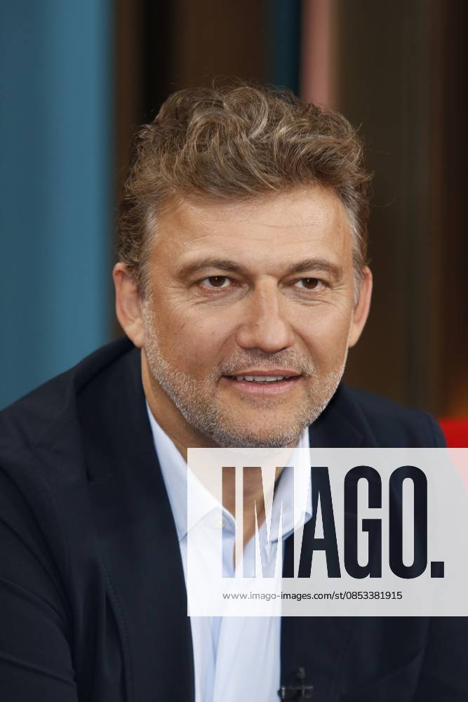 Jonas Kaufmann, deutsch-österreichischer Opernsänger, zu Gast in der Fernsehsendung DAS! Rote Sofa in den NDR Studios, Hamburg, Deutschland Jonas Kaufmann, German-Austrian opera singer, is a guest on the television program DAS! Red sofa at NDR Studios, Hamburg, Germany