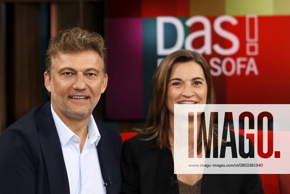 Jonas Kaufmann, deutsch-österreichischer Opernsänger, mit Moderatorin Inka Schneider in der Fernsehsendung DAS! Rote Sofa in den NDR Studios, Hamburg, Deutschland Jonas Kaufmann, German-Austrian opera singer, with presenter Inka Schneider on the television program DAS! Red sofa at NDR Studios, Hamburg, Germany