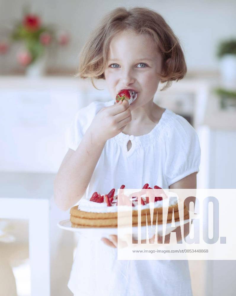 Young girl with cake and strawberries - Young girl with cake and strawberries model released Symbolfoto