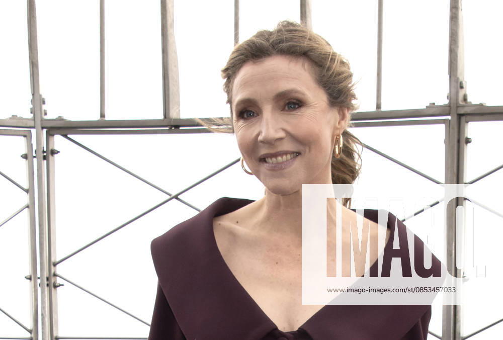 Sarah Chalke visits the Empire State Building NEW YORK, NY- APRIL 13: Sarah Chalke visits the Empire State Building ahead of the season finale of the Scrubs revival on ABC on April 13, 2026 in New York City. Credit: John Fycke AdMedia New York City New York USA