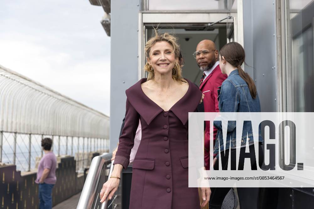 Canadian actress Sarah Chalke in New York New York, April 13, 2026 Celebrity-USA Canadian actress Sarah Chalke during a visit to the Empire State Building observatory in New York to promote the season finale of the Scrubs revival series.(Foto: Vanessa Carvalho Brazil Photo Press IMAGO) Others new york new york united of america