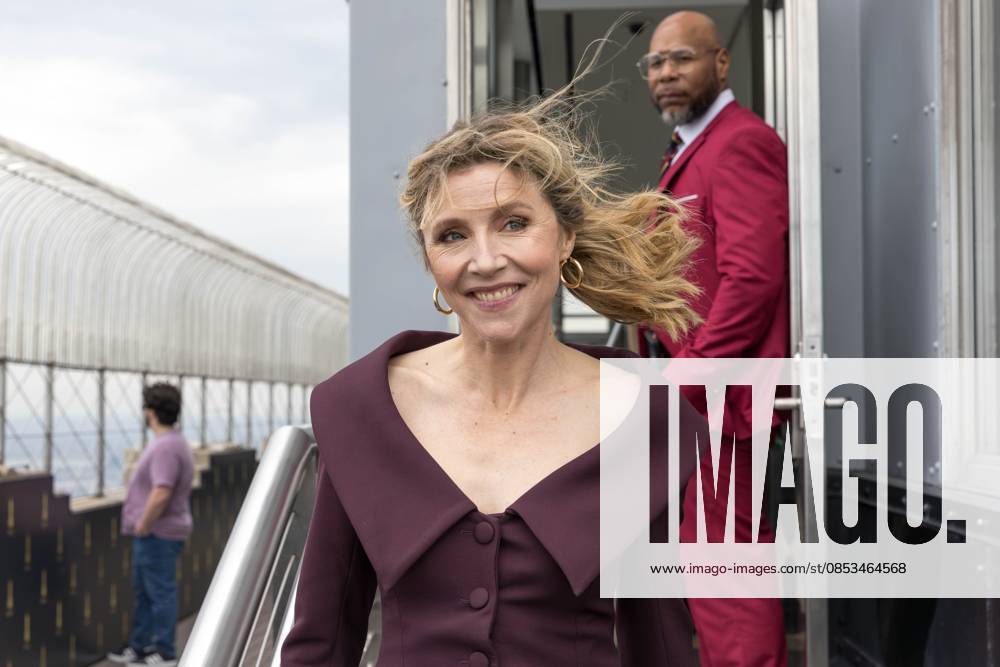 Canadian actress Sarah Chalke in New York New York, April 13, 2026 Celebrity-USA Canadian actress Sarah Chalke during a visit to the Empire State Building observatory in New York to promote the season finale of the Scrubs revival series.(Foto: Vanessa Carvalho Brazil Photo Press IMAGO) Others new york new york united of america
