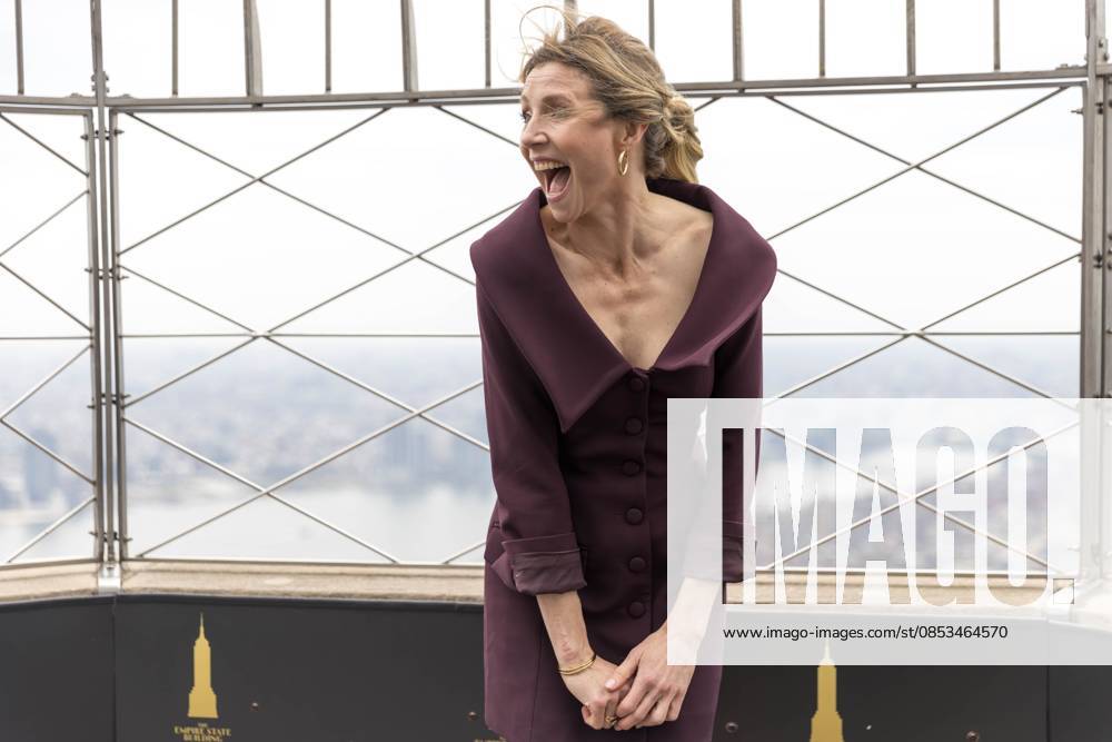 Canadian actress Sarah Chalke in New York New York, April 13, 2026 Celebrity-USA Canadian actress Sarah Chalke during a visit to the Empire State Building observatory in New York to promote the season finale of the Scrubs revival series.(Foto: Vanessa Carvalho Brazil Photo Press IMAGO) Others new york new york united of america