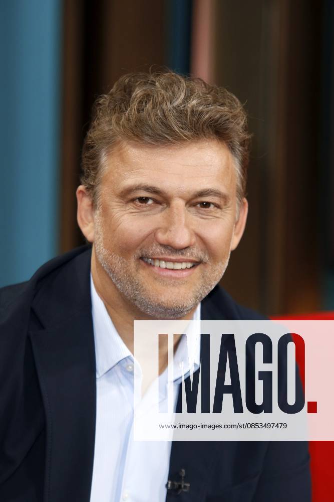 Jonas Kaufmann, deutsch-österreichischer Opernsänger, zu Gast in der Fernsehsendung DAS! Rote Sofa in den NDR Studios, Hamburg, Deutschland Jonas Kaufmann, German-Austrian opera singer, is a guest on the television program DAS! Red sofa at NDR Studios, Hamburg, Germany