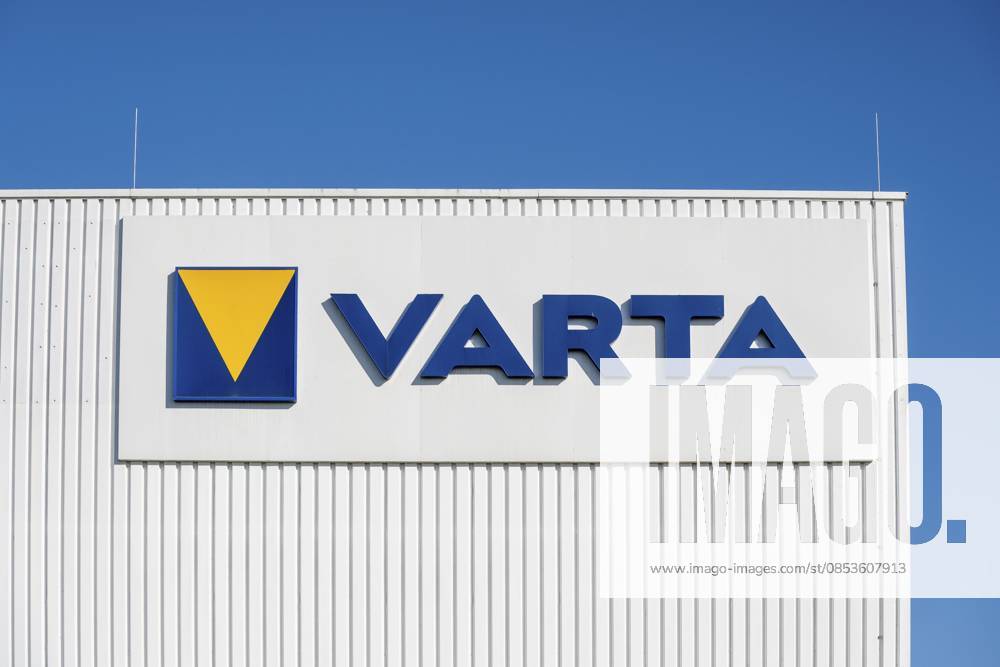 Firmenlogo an einem Industriegebäude des Batterieherstellers Varta, Standort Nördlingen, Landkreis Donau-Ries, Nördlinger Ries, Bayern, Deutschland Company logo on an industrial building owned by battery manufacturer Varta, site in Nördlingen, Donau-Ries district, Nördlinger Ries, Bavaria, Germany
