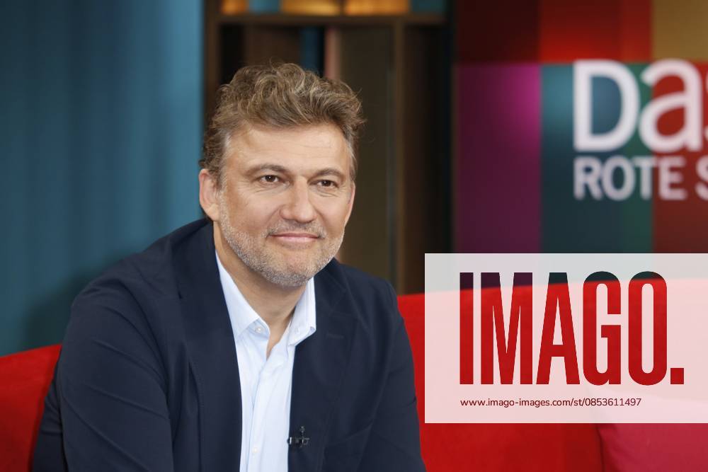 Jonas Kaufmann, deutsch-österreichischer Opernsänger, zu Gast in der Fernsehsendung DAS! Rote Sofa in den NDR Studios, Hamburg, Deutschland Jonas Kaufmann, German-Austrian opera singer, is a guest on the television program DAS! Red sofa at NDR Studios, Hamburg, Germany
