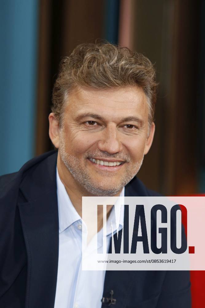 Jonas Kaufmann, deutsch-österreichischer Opernsänger, zu Gast in der Fernsehsendung DAS! Rote Sofa in den NDR Studios, Hamburg, Deutschland Jonas Kaufmann, German-Austrian opera singer, is a guest on the television program DAS! Red sofa at NDR Studios, Hamburg, Germany