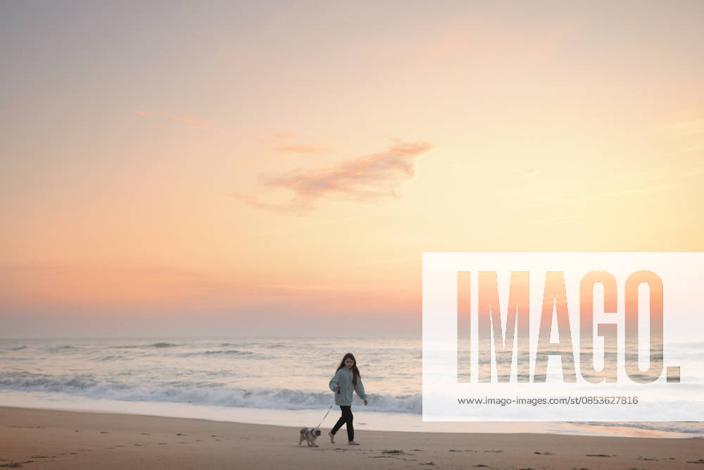Tween girl walking Shih Tzu puppy on beach Cape Hatteras Nationa Avon, North Carolina, United States CR_JOKU260413-1994572-01 ,model released, Symbolfoto