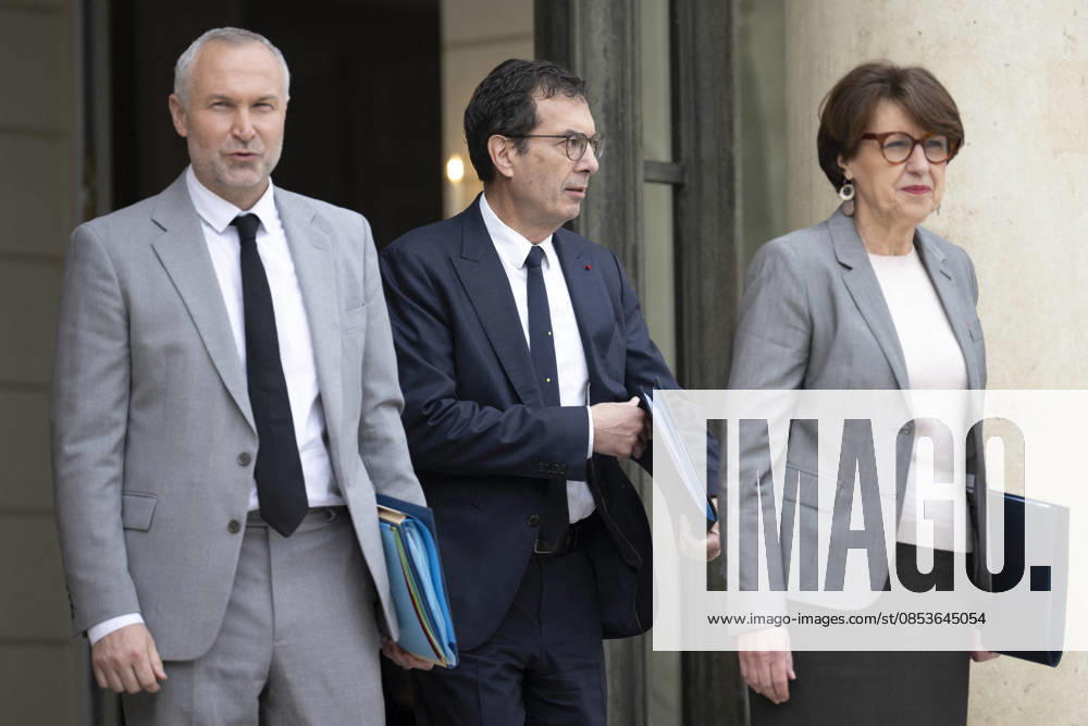 Weekly Cabinet Meeting - Paris French junior Minister in charge of parliament relations Laurent Panifous and French Labour Minister Jean-Pierre Farandou after the weekly cabinet meeting at the Elysee Presidential Palace in Paris on April 15, 2026. Photo by Eliot Blondet ABACAPRESS.COM Paris France France