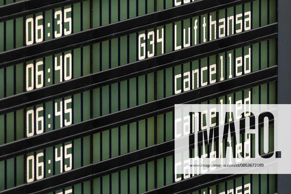 Strike call by UFO for the cabin crew of Deutsche Lufthansa AG, Munich, 15 04 2026 Close-up of a display board at Munich Airport with Lufthansa flights and the note cancelled The photo documents canceled connections in connection with the strike of cabin crew and pilots at Lufthansa Schwaig Airport Munich Bavaria Germany 20260415-1V9A7219-M4000