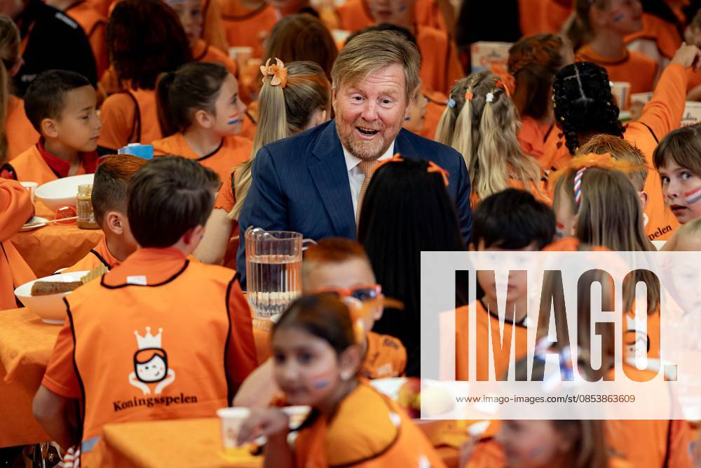 ZEEWOLDE - King Willem-Alexander during the national opening of the King s Games. The King visited public primary school Panta Rhei and ICB Kaleidoscoop, where he attended various sports and games activities after the King s Breakfast. RAMON VAN FLYMEN ANP netherlands out - belgium out
