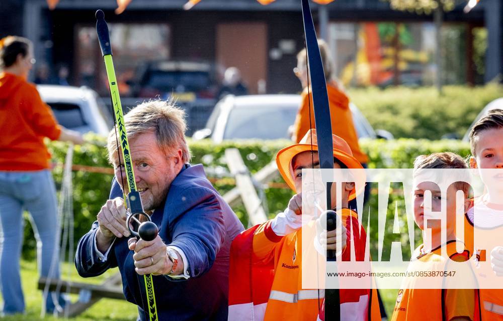 ZEEWOLDE - King Willem-Alexander gives the starting signal for the King s Games during the national opening at public primary school Panta Rhei and ICB Kaleidoscoop in Zeewolde. Traditionally, the King s Games start with the joint King s Breakfast. Subsequently, the King opens the games and visits various sports and games activities. ROBIN UTRECHT ANP netherlands out - belgium out