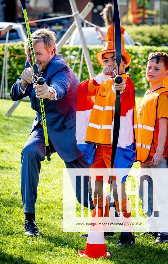 ZEEWOLDE - King Willem-Alexander gives the starting signal for the King s Games during the national opening at public primary school Panta Rhei and ICB Kaleidoscoop in Zeewolde. Traditionally, the King s Games start with the joint King s Breakfast. Subsequently, the King opens the games and visits various sports and games activities. ROBIN UTRECHT ANP netherlands out - belgium out