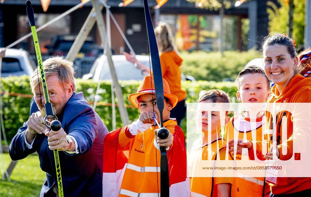 ZEEWOLDE - King Willem-Alexander gives the starting signal for the King s Games during the national opening at public primary school Panta Rhei and ICB Kaleidoscoop in Zeewolde. Traditionally, the King s Games start with the joint King s Breakfast. Subsequently, the King opens the games and visits various sports and games activities. ROBIN UTRECHT ANP netherlands out - belgium out