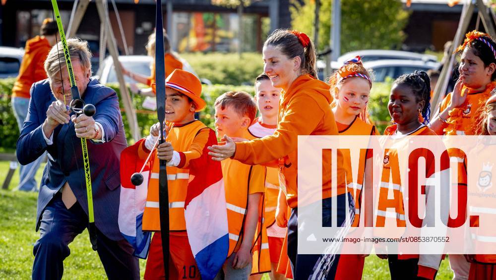 ZEEWOLDE - King Willem-Alexander gives the starting signal for the King s Games during the national opening at public primary school Panta Rhei and ICB Kaleidoscoop in Zeewolde. Traditionally, the King s Games start with the joint King s Breakfast. Subsequently, the King opens the games and visits various sports and games activities. ROBIN UTRECHT ANP netherlands out - belgium out