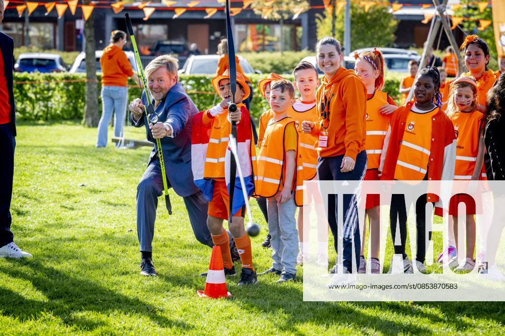 ZEEWOLDE - King Willem-Alexander gives the starting signal for the King s Games during the national opening at public primary school Panta Rhei and ICB Kaleidoscoop in Zeewolde. Traditionally, the King s Games start with the joint King s Breakfast. Subsequently, the King opens the games and visits various sports and games activities. ROBIN UTRECHT ANP netherlands out - belgium out