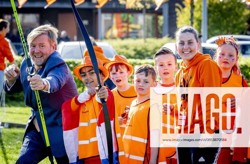 ZEEWOLDE - King Willem-Alexander gives the starting signal for the King s Games during the national opening at public primary school Panta Rhei and ICB Kaleidoscoop in Zeewolde. Traditionally, the King s Games start with the joint King s Breakfast. Subsequently, the King opens the games and visits various sports and games activities. ROBIN UTRECHT ANP netherlands out - belgium out