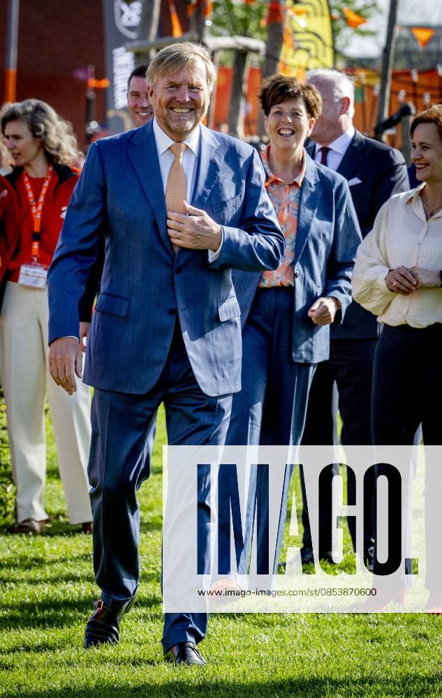 ZEEWOLDE - King Willem-Alexander gives the starting signal for the King s Games during the national opening at public primary school Panta Rhei and ICB Kaleidoscoop in Zeewolde. Traditionally, the King s Games start with the joint King s Breakfast. Subsequently, the King opens the games and visits various sports and games activities. ROBIN UTRECHT ANP netherlands out - belgium out