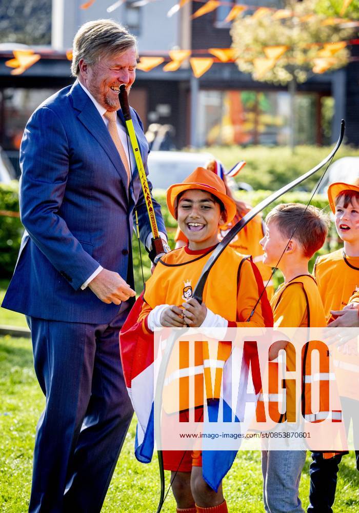 ZEEWOLDE - King Willem-Alexander gives the starting signal for the King s Games during the national opening at public primary school Panta Rhei and ICB Kaleidoscoop in Zeewolde. Traditionally, the King s Games start with the joint King s Breakfast. Subsequently, the King opens the games and visits various sports and games activities. ROBIN UTRECHT ANP netherlands out - belgium out