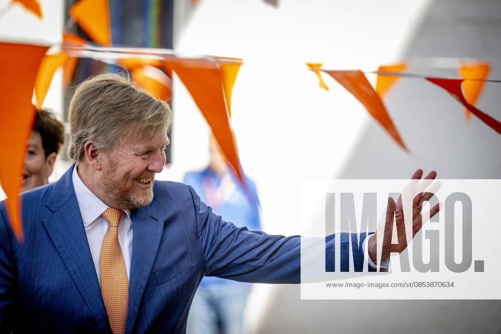 ZEEWOLDE - King Willem-Alexander gives the starting signal for the King s Games during the national opening at public primary school Panta Rhei and ICB Kaleidoscoop in Zeewolde. Traditionally, the King s Games start with the joint King s Breakfast. Subsequently, the King opens the games and visits various sports and games activities. ROBIN UTRECHT ANP netherlands out - belgium out