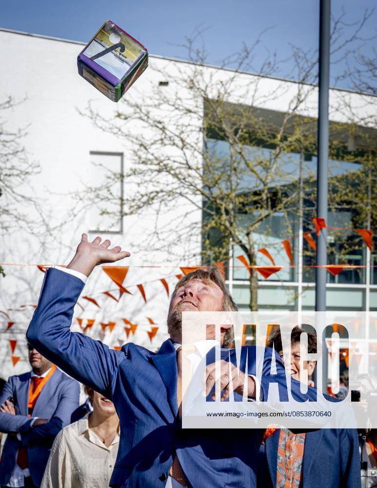 ZEEWOLDE - King Willem-Alexander gives the starting signal for the King s Games during the national opening at public primary school Panta Rhei and ICB Kaleidoscoop in Zeewolde. Traditionally, the King s Games start with the joint King s Breakfast. Subsequently, the King opens the games and visits various sports and games activities. ROBIN UTRECHT ANP netherlands out - belgium out