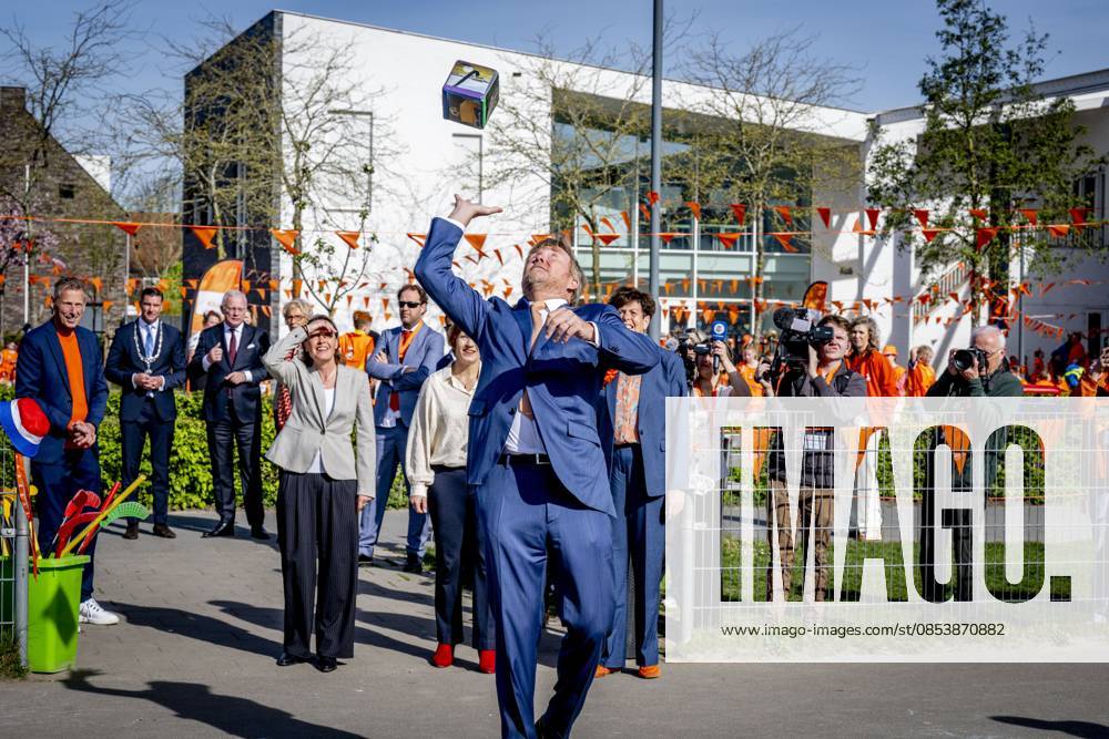 ZEEWOLDE - King Willem-Alexander gives the starting signal for the King s Games during the national opening at public primary school Panta Rhei and ICB Kaleidoscoop in Zeewolde. Traditionally, the King s Games start with the joint King s Breakfast. Subsequently, the King opens the games and visits various sports and games activities. ROBIN UTRECHT ANP netherlands out - belgium out