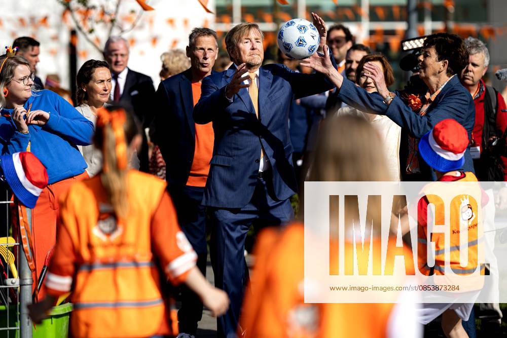 ZEEWOLDE - King Willem-Alexander during the national opening of the King s Games. The King visited public primary school Panta Rhei and ICB Kaleidoscoop, where he attended various sports and games activities after the King s Breakfast. RAMON VAN FLYMEN ANP netherlands out - belgium out