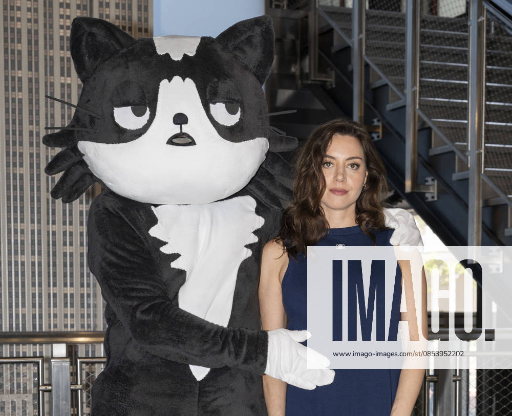 Aubrey Plaza visits the Empire State Building ahead of the Premiere of Primeâ€⠢s New Series, Kevin . Held at the Empire State Building in New York. Zuma Press April 16, 2026. New York United States - ZUMAp281 20260416_zea_p281_249