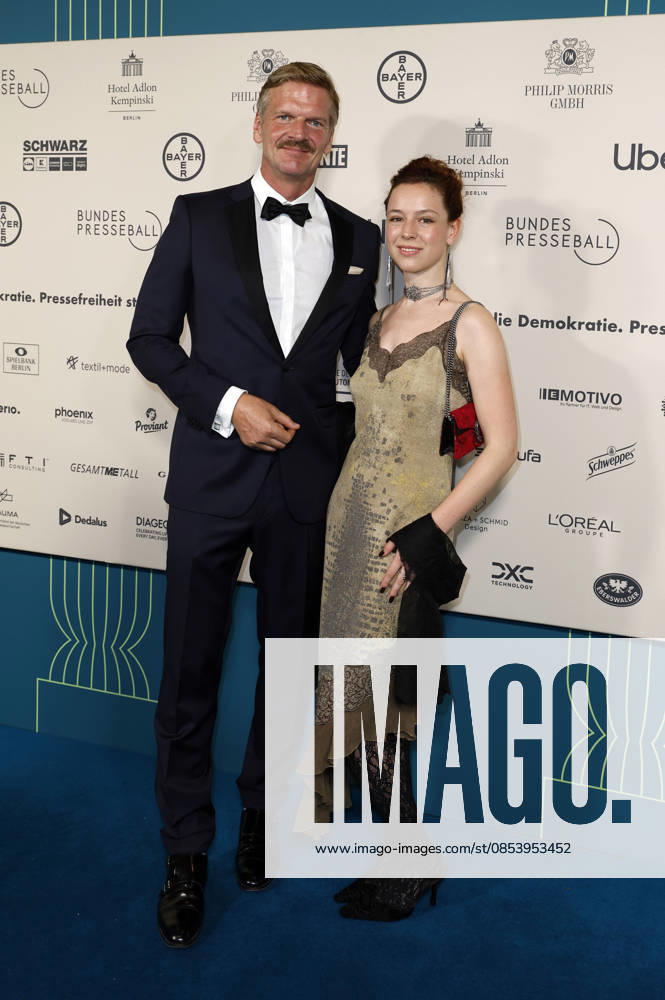 Gordon Repinski with companion at the 73 Federal Press Ball 2026 at the Hotel Adlon Kempinski Berlin, 17 04 2026 Foto:xJ.xFuturexImagex bundespresseball_6408