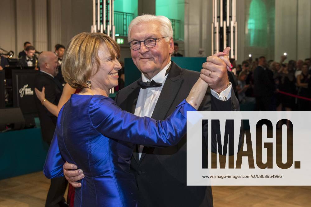ABB PRESS BALL German President Frank Walter Steinmeier dancing with his wife Elke Buedenbender blue evening dress at the 73rd Federal Press Ball at the Hotel Adlon Kempinski on April 17, 2026 in Berlin
