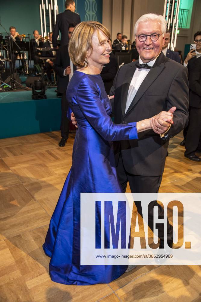 ABB PRESS BALL German President Frank Walter Steinmeier dancing with his wife Elke Buedenbender blue evening dress at the 73rd Federal Press Ball at the Hotel Adlon Kempinski on April 17, 2026 in Berlin