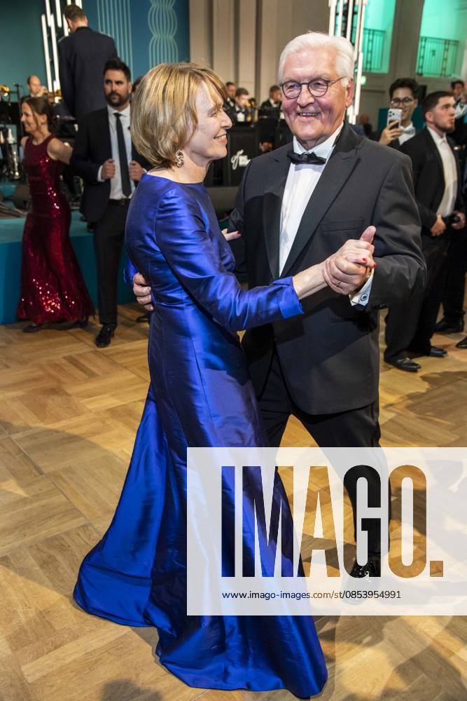 ABB PRESS BALL German President Frank Walter Steinmeier dancing with his wife Elke Buedenbender blue evening dress at the 73rd Federal Press Ball at the Hotel Adlon Kempinski on April 17, 2026 in Berlin