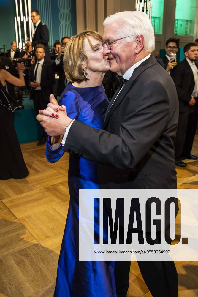 ABB PRESS BALL German President Frank Walter Steinmeier dancing with his wife Elke Buedenbender blue evening dress at the 73rd Federal Press Ball at the Hotel Adlon Kempinski on April 17, 2026 in Berlin