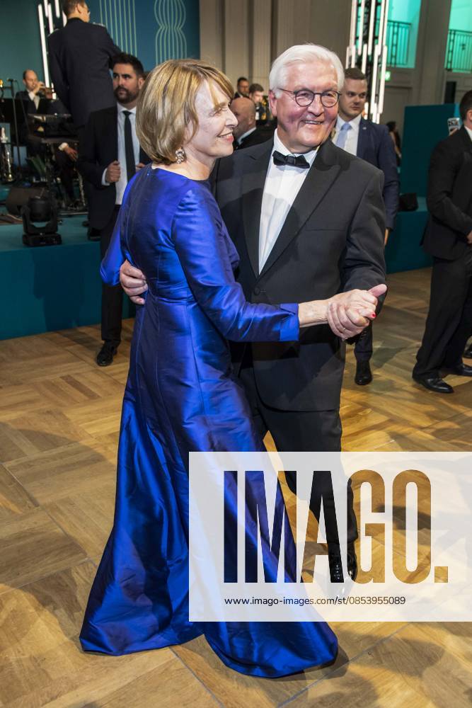 ABB PRESS BALL German President Frank Walter Steinmeier dancing with his wife Elke Buedenbender blue evening dress at the 73rd Federal Press Ball at the Hotel Adlon Kempinski on April 17, 2026 in Berlin