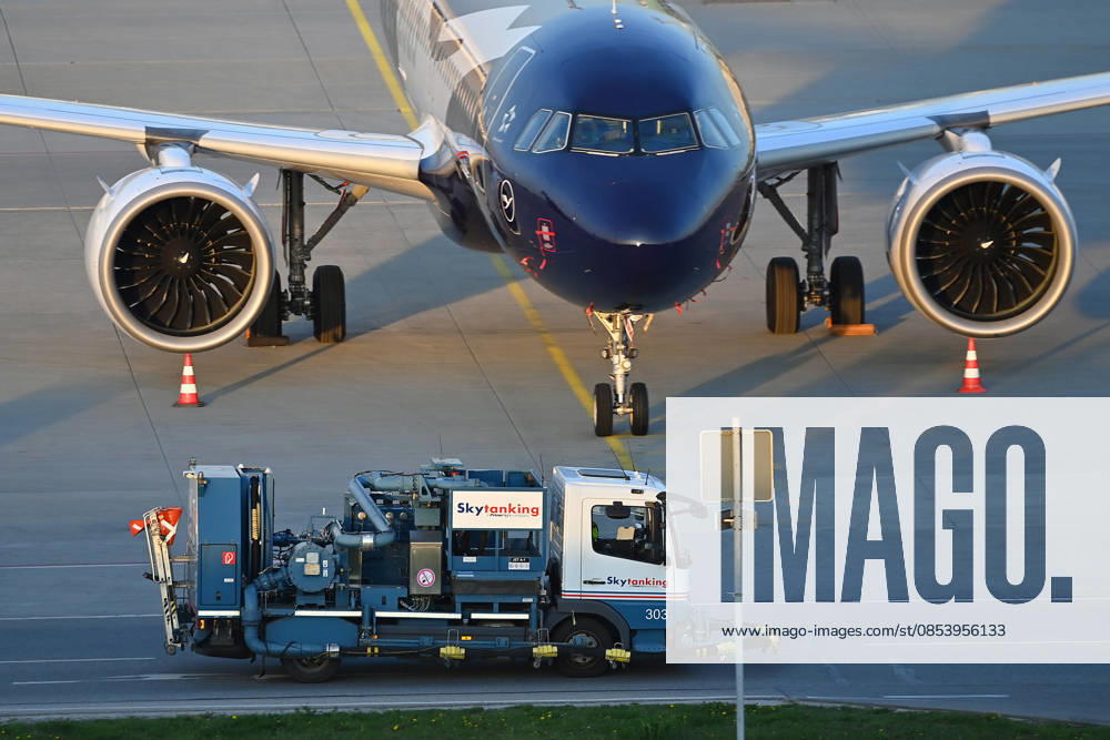 Tanker with kerosene, Sky Tanking, kerosene shortage, refueling, refueling, refueling Lufthansa aircraft parked on the apron at Franz Josef Strauss Airport in Munich