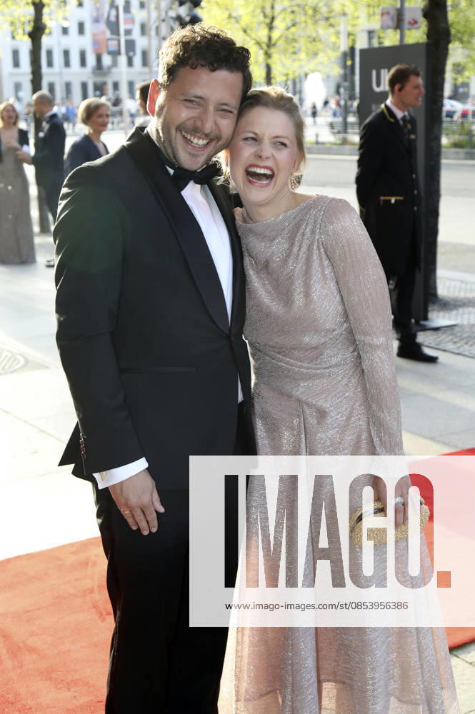 Felix Banaszak with his wife Charlotte at the 73 Federal Press Ball 2026 at the Hotel Adlon Kempinski Berlin, 17 04 2026 Foto:xAgenturxWehnertx xGränzdörferx xFuturexImagex bundespresseball_6456