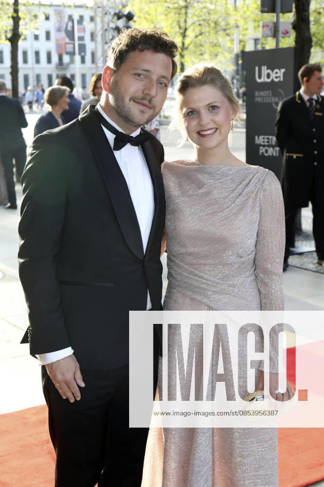 Felix Banaszak with his wife Charlotte at the 73 Federal Press Ball 2026 at the Hotel Adlon Kempinski Berlin, 17 04 2026 Foto:xAgenturxWehnertx xGränzdörferx xFuturexImagex bundespresseball_6457
