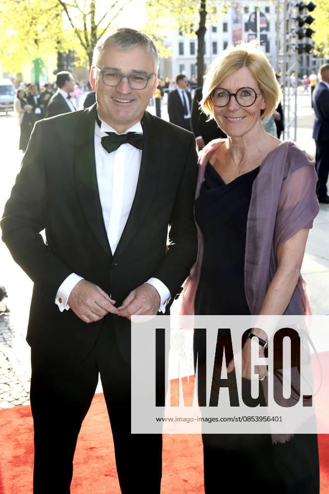 Stefan Kornelius with companion at the 73 Federal Press Ball 2026 at the Hotel Adlon Kempinski Berlin, 17 04 2026 Foto:xAgenturxWehnertx xGränzdörferx xFuturexImagex bundespresseball_6470
