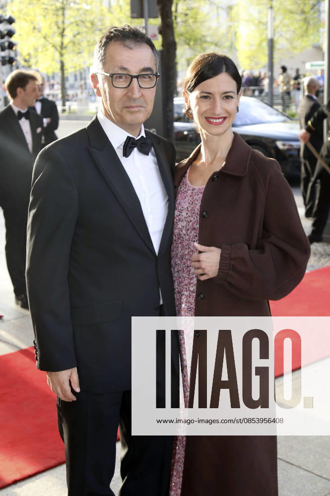 Cem Özdemir with his wife Flavia Zaka at the 73 Federal Press Ball 2026 at the Hotel Adlon Kempinski Berlin, 17 04 2026 Foto:xAgenturxWehnertx xGränzdörferx xFuturexImagex bundespresseball_6474