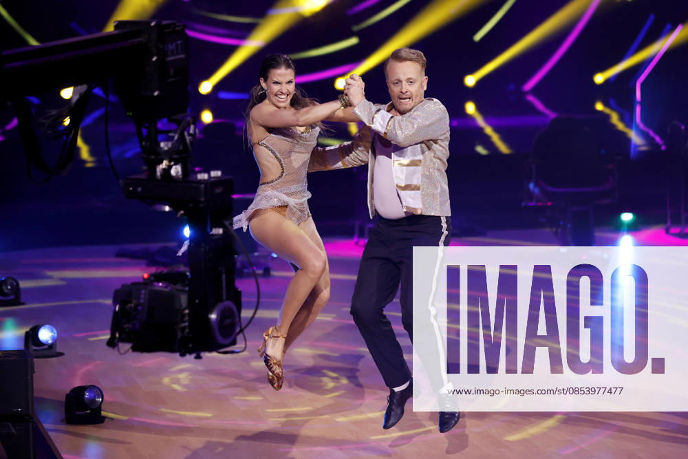 Entertainer Ross Antony and professional dancer Mariia Maksina at the sixth dance show of the 19th season of the RTL dance show Lets Dance at the Coloneum A plaster covers the incident from the show Ross Antony ran blood over his face during the dance after sustaining a bleeding wound Cologne, 17 04 2026 NRW Germany