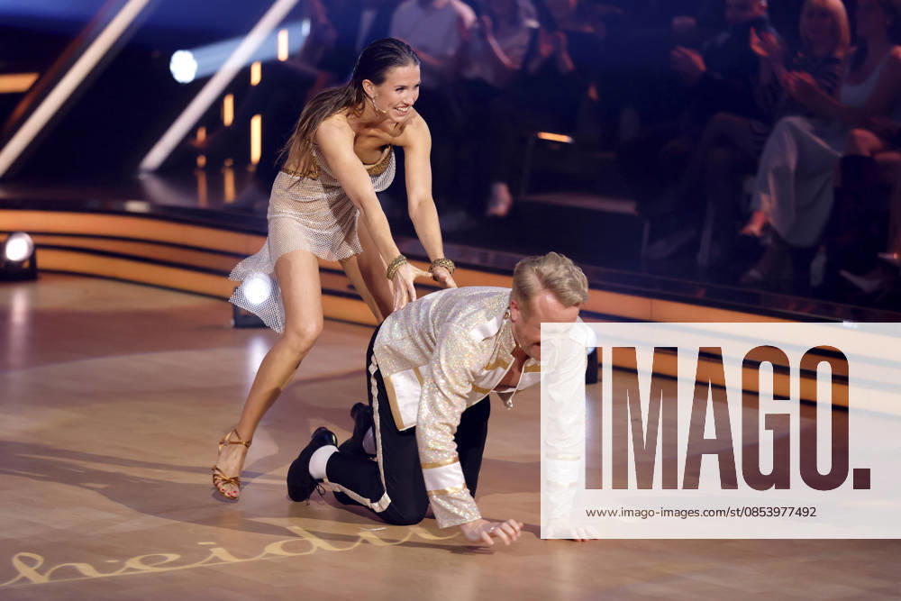 Entertainer Ross Antony and professional dancer Mariia Maksina at the sixth dance show of the 19th season of the RTL dance show Lets Dance at the Coloneum A plaster covers the incident from the show Ross Antony ran blood over his face during the dance after sustaining a bleeding wound Cologne, 17 04 2026 NRW Germany