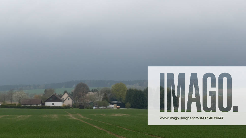 Kräftige Gewitter und Unwetter haben das Frühlingswetter am Wochenende beendet. Gegen 12 Uhr zog eine Gewitterfront aus Westen auf und leitete einen Temperatursturz ein. Über Zwönitz entluden sich heftige Regenfälle und bis zu 1 cm großer Hagel. Das Unwetter sorgte für eine Winterlandschaft im Ort. Dächer, Spielplätze und Wiesen waren vom Hagel bedeckt. Auf den Straßen wurde es gefährlich glatt. Der Starkregen führte ebenfalls zu leichten Überflutungen. Der Sturm warf einige Verkehrsschilder um. Mit Durchzug der Kaltfront sank das Thermometer auf nur noch 5 Â°C. Frühblüher, wie Narzissen, Tulpen oder Stiefmütterchen wurden von dem Hagel in Mitleidenschaft gezogen. Größere Schäden blieben zum Glück aus. Zwönitz Sachsen