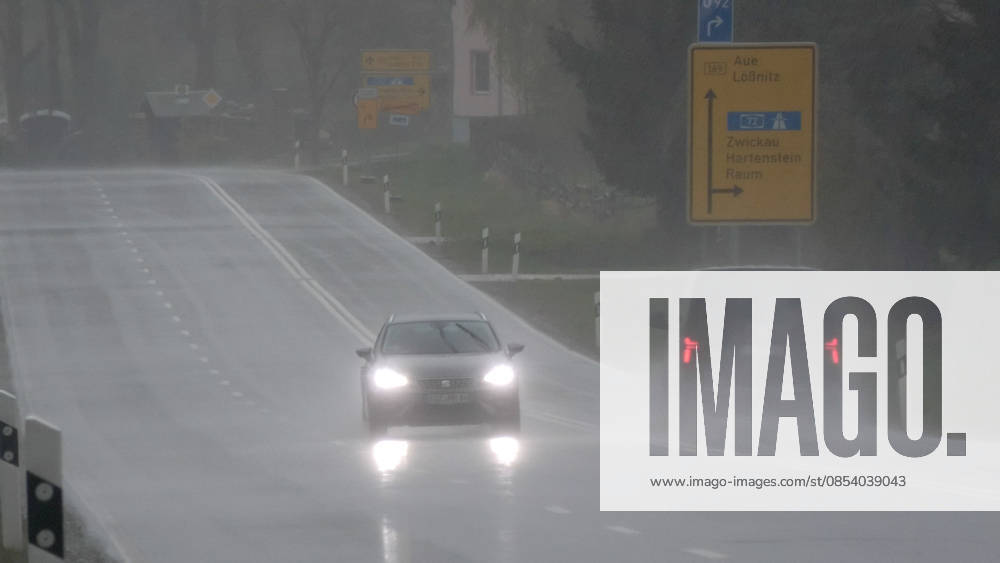 Kräftige Gewitter und Unwetter haben das Frühlingswetter am Wochenende beendet. Gegen 12 Uhr zog eine Gewitterfront aus Westen auf und leitete einen Temperatursturz ein. Über Zwönitz entluden sich heftige Regenfälle und bis zu 1 cm großer Hagel. Das Unwetter sorgte für eine Winterlandschaft im Ort. Dächer, Spielplätze und Wiesen waren vom Hagel bedeckt. Auf den Straßen wurde es gefährlich glatt. Der Starkregen führte ebenfalls zu leichten Überflutungen. Der Sturm warf einige Verkehrsschilder um. Mit Durchzug der Kaltfront sank das Thermometer auf nur noch 5 Â°C. Frühblüher, wie Narzissen, Tulpen oder Stiefmütterchen wurden von dem Hagel in Mitleidenschaft gezogen. Größere Schäden blieben zum Glück aus. Zwönitz Sachsen
